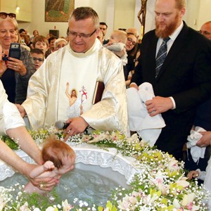 Biskup Pozaić krstio Tadeja Višeslava, osmo dijete obitelji Domagoja i Lade Marije Medić.